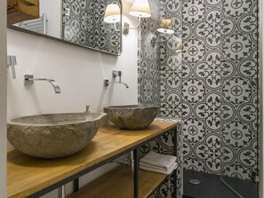 Bathtub, towels - HOMEABOUT DIEGO DE LEON APARTMENT I (Madrid)