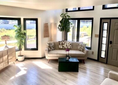 Pet-Friendly Townhouse Located Near Frontier Park and the Capitol Building 