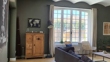 TV connectée, cheminée, jeux vidéo, table de tennis de table