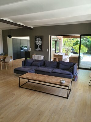 Smart-TV, Kamin, Videospiele, Tischtennisplatte