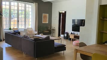 TV connectée, cheminée, jeux vidéo, table de tennis de table