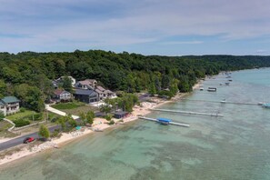 Beach - Beach House on Crystal Lake - Private Beach, Appointed by West Elm (Beulah)