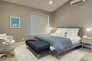 Room - Beach House on Crystal Lake - Private Beach, Appointed by West Elm (Beulah)