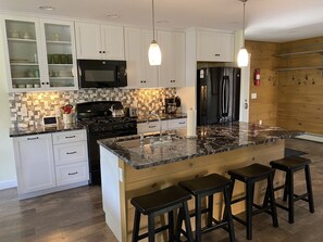 Kylskåp, mikrovågsugn, ugn och spishäll