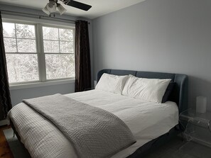 5 bedrooms, travel crib, free WiFi, bed sheets - Adventurebrook, bike, ski & hike out your front door! 0.25 miles to lower lift! (East Burke)
