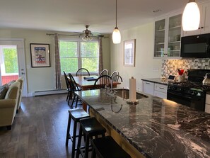 Fridge, microwave, oven, stovetop - Adventurebrook, bike, ski & hike out your front door! 0.25 miles to lower lift! (East Burke)