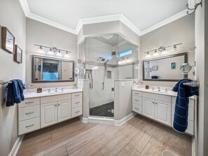 Combined shower/tub, hair dryer, bidet, towels