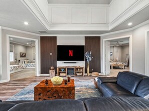 Smart TV, books - Waterfront Key West Retreat |Heated Pool| Dock|BBQ (Marco Island)