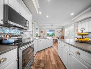 Kjøleskap, mikrobølgeovn, ovn og kokeplater