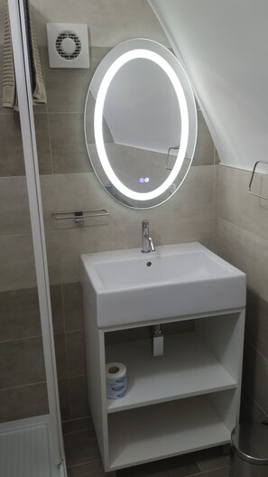 Douche, sèche-cheveux, bidet, serviettes fournies