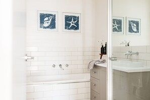 Bathtub, hair dryer, bathrobes, towels - Easy and dreamy sanctuary with a relaxed coastal vibe (Dromana)
