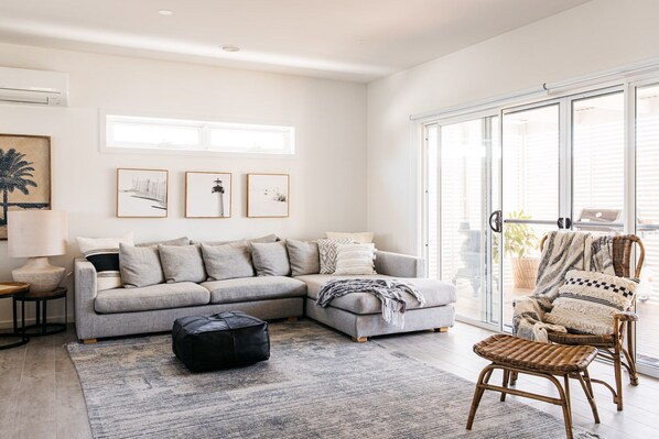 Smart TV - Easy and dreamy sanctuary with a relaxed coastal vibe (Dromana)