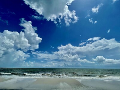 Beachside Coastal Cottage| 300 Steps to Sand