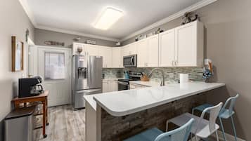 Een koelkast, een magnetron, een oven, een kookplaat