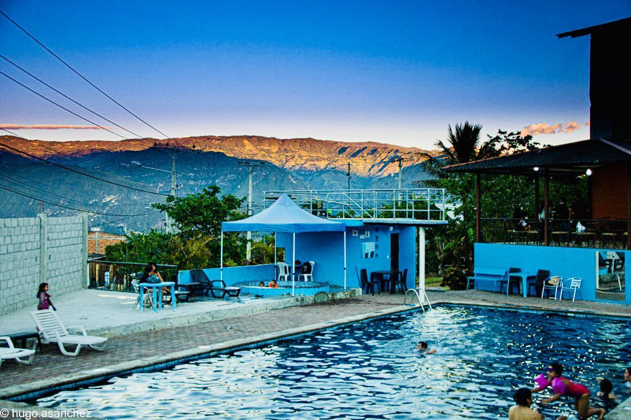 Alberca al aire libre y alberca climatizada