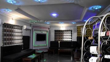 2 bars/lounges