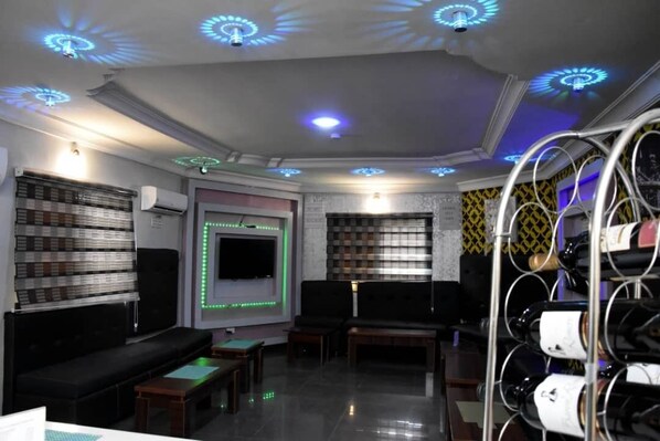 2 bars/lounges