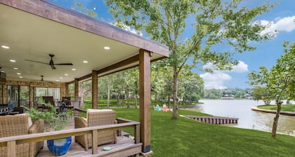 Luxury Lakefront Oasis - Kayaks, Views & Games