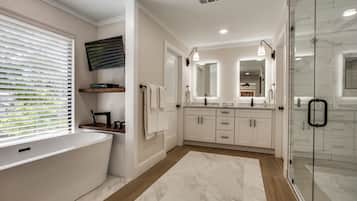 Badewanne, Handtücher, Toilettenpapier