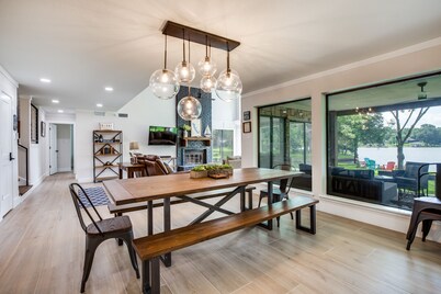 Luxury Lakefront Oasis - Kayaks, Views & Games