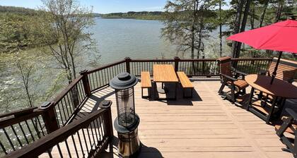 Perfect relaxing lake retreat for hosting a gathering. Quiet with no neighbors.