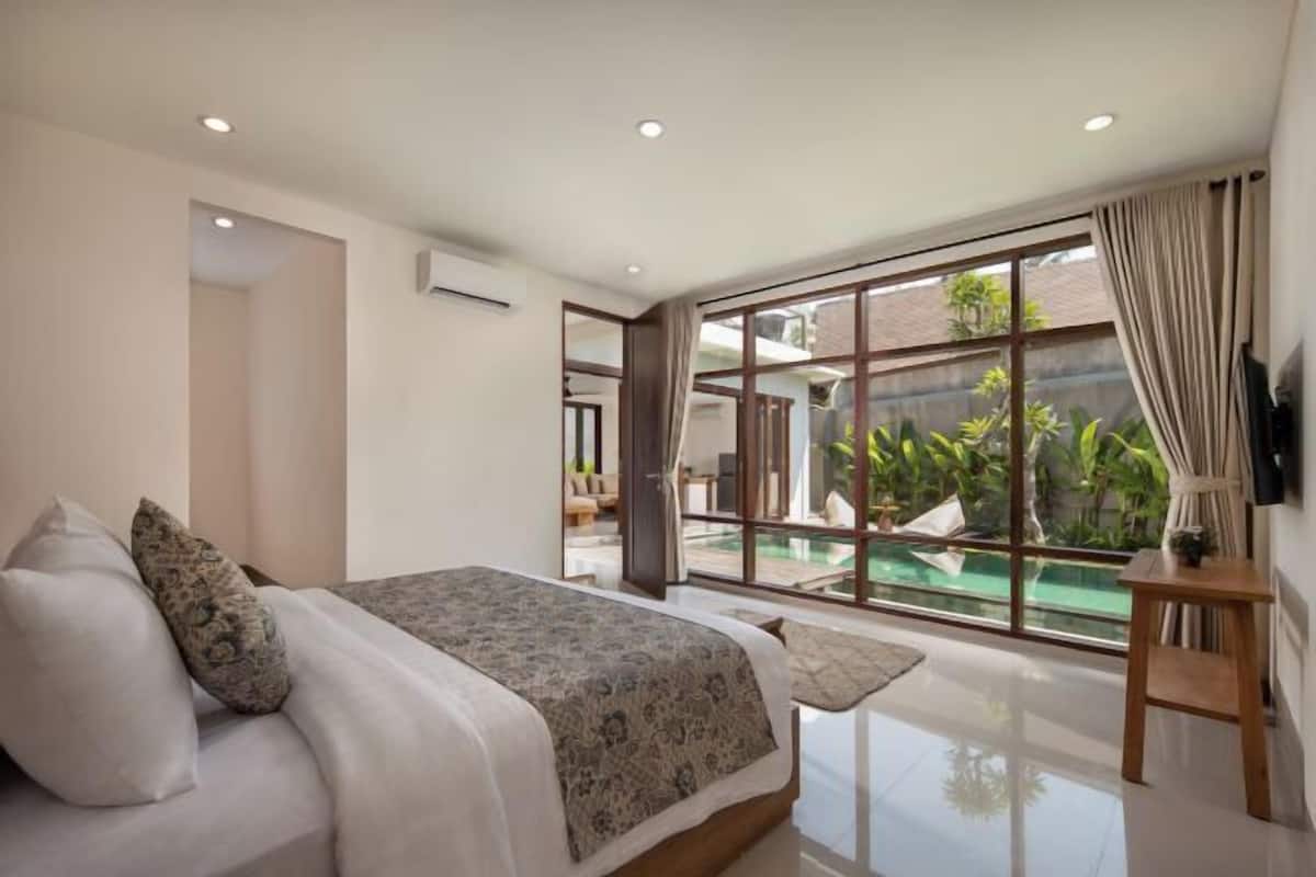 Minibar, in-room safe, WiFi (free), bed sheets