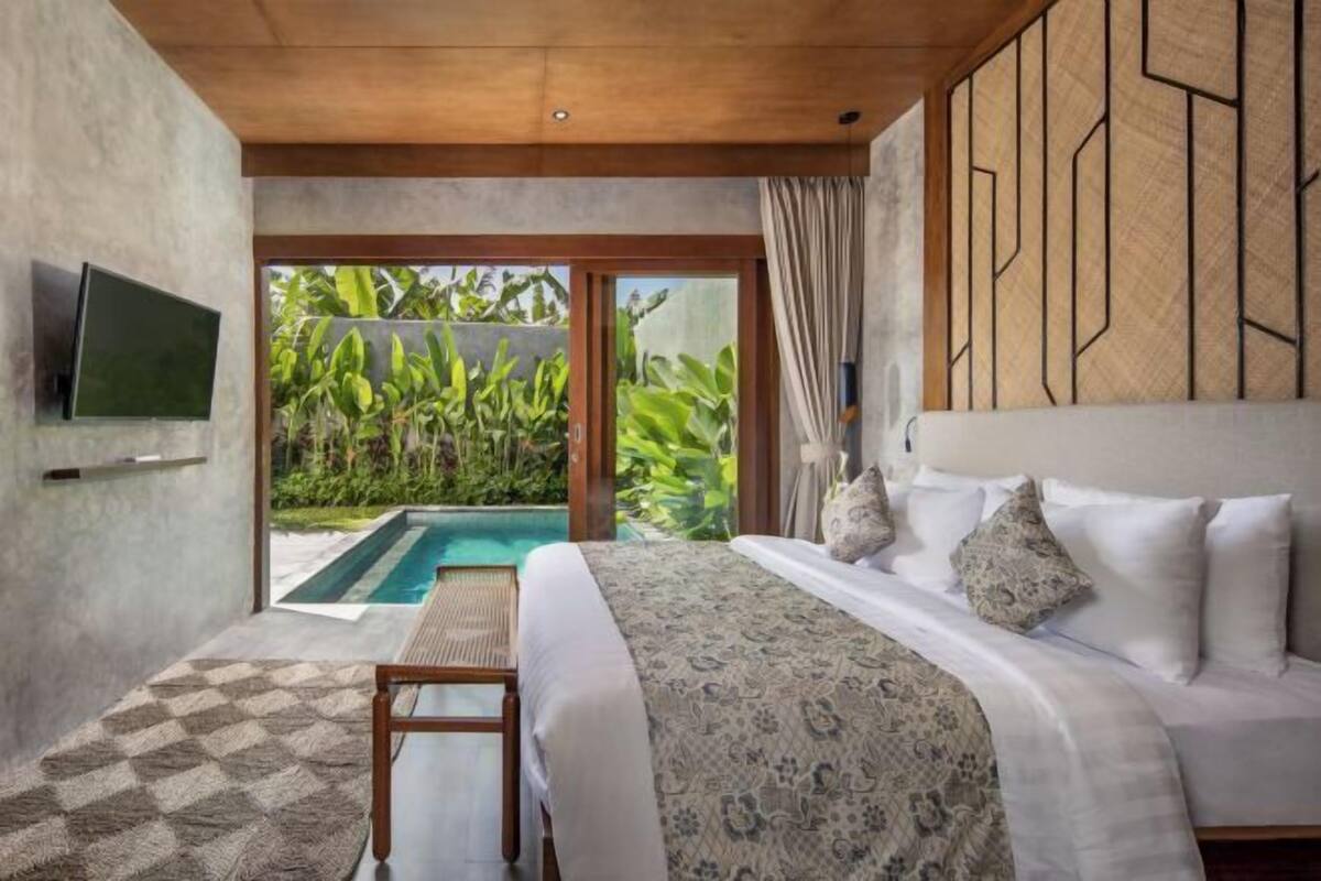 Minibar, in-room safe, WiFi (free), bed sheets