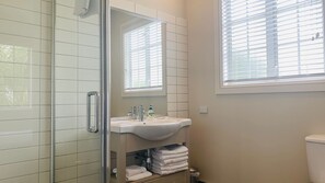 Combined shower/tub, hair dryer, towels, soap - Kauri Cottage - Russell Cottage Collection (Russell)