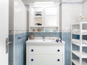 Een douche, een haardroger, handdoeken, shampoo