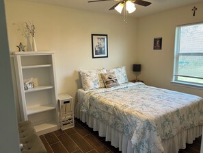 2 bedrooms, bed sheets - Relax & Recharge in Paige, Tx - 15 Acres, Fishing, and Farm Animals Await (Paige)