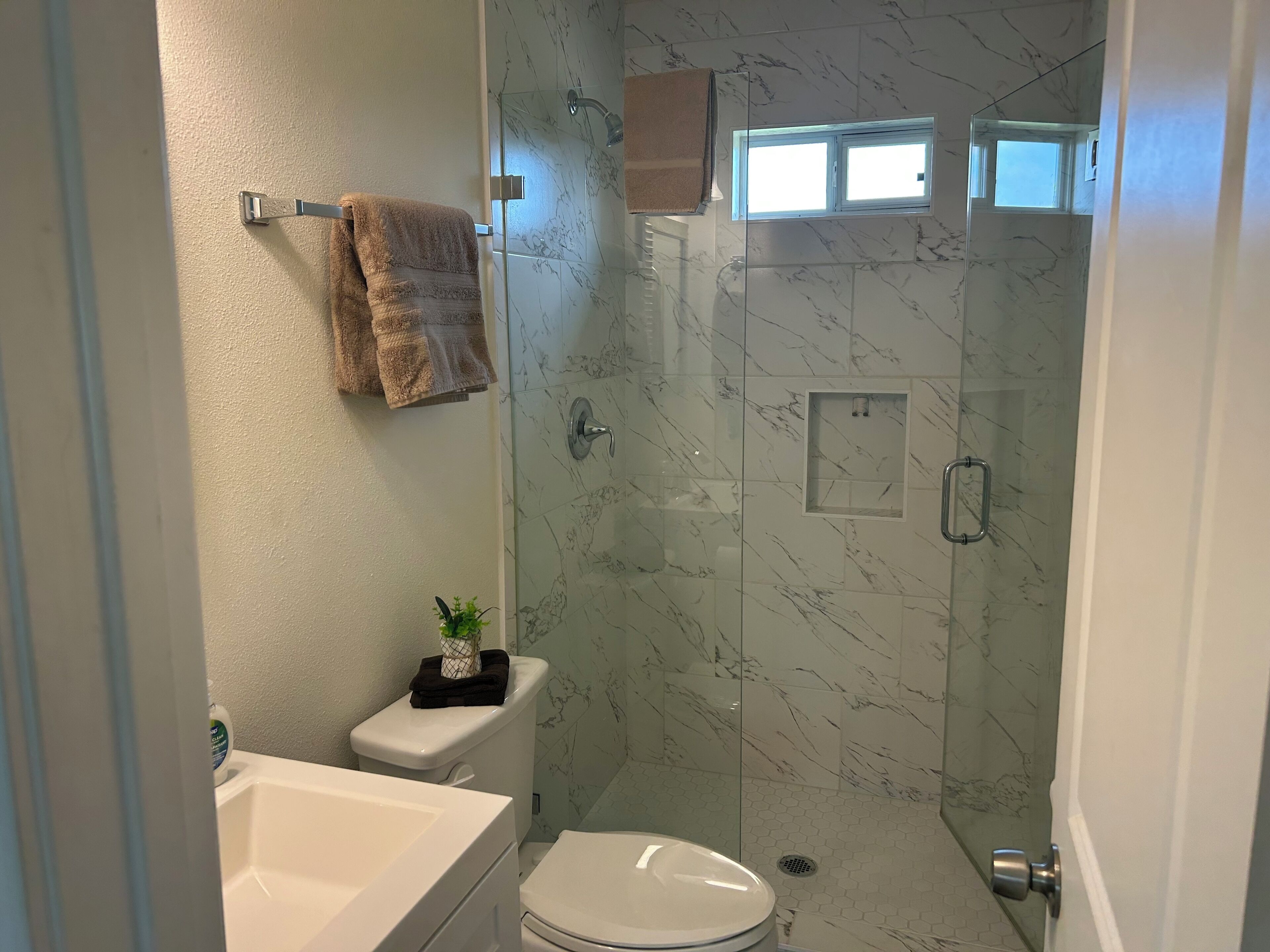Regadera, toallas, shampoo, papel de baño 