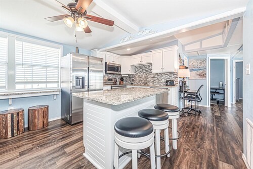 Waterfront! Amazing views! Minutes from Galveston and Kemah!