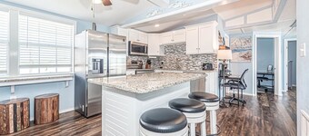 Waterfront! Amazing views! Minutes from Galveston and Kemah!