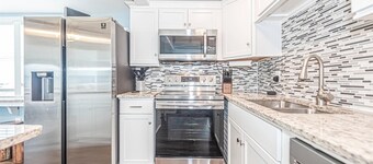 Waterfront! Amazing views! Minutes from Galveston and Kemah!