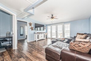 Smart TV, fireplace, offices, computer monitors