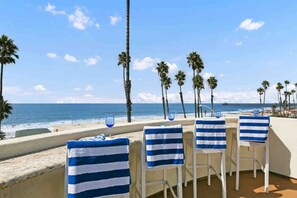 Beach nearby, sun loungers, beach towels