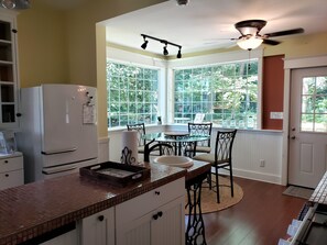 KĂŒhlschrank, Mikrowelle, Ofen, Herdplatte