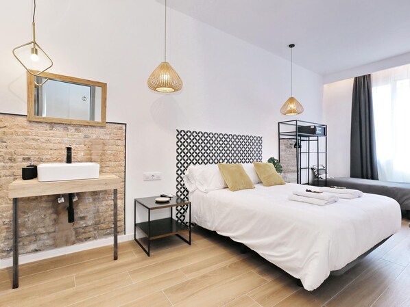 1 dormitori, planxa i posts de planxar, Internet i roba de llit 