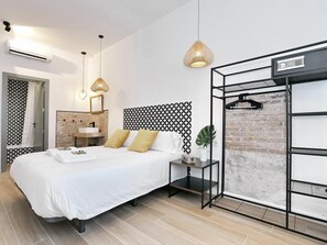 1 dormitorio, tabla de planchar con plancha, Internet y ropa de cama