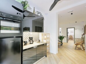 Een koelkast, een microgolfoven, een oven, een vaatwasser