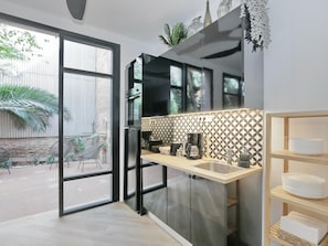 Een koelkast, een magnetron, een oven, een vaatwasser