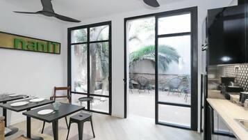 Frigorífico, microondas, horno y lavavajillas