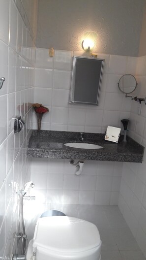 Chuveiro, sabonete, papel higiênico 