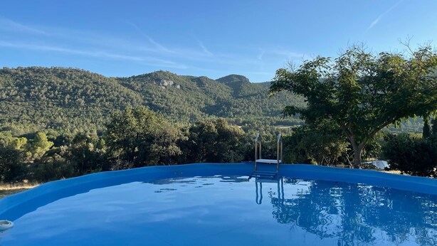 A clear blue sky, a swimming pool, and a mountainous landscape. - Quiet wine-growing estate in the heart of nature, ideal for family vacations (Brignoles)
