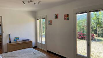 2 chambres, fer et planche Ă repasser, Wi-Fi gratuit, draps fournis