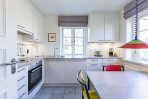 Køleskab, ovn, kaffe-/temaskine, elkedel