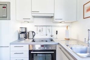 Køleskab, ovn, kaffe-/temaskine, elkedel