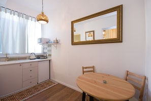 City Apartment | In-room dining