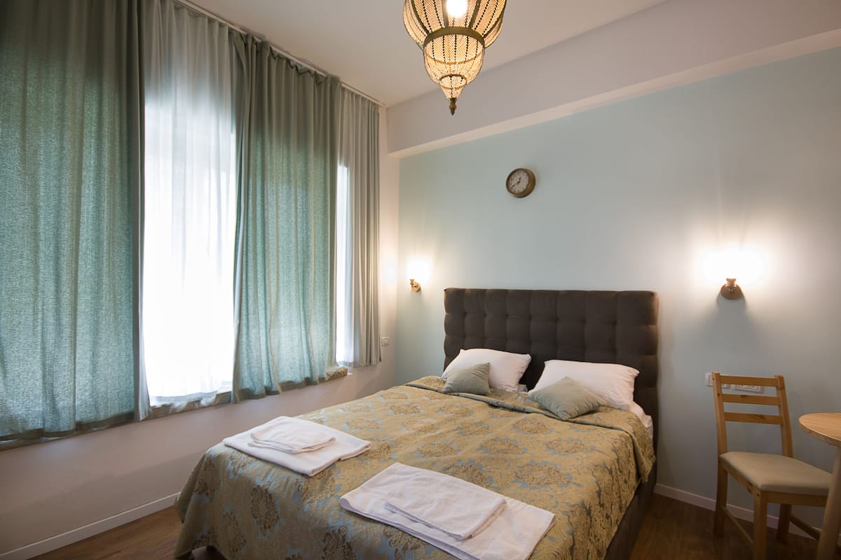 Economy Apartment | Bathroom | Shower, free toiletries, soap, shampoo
