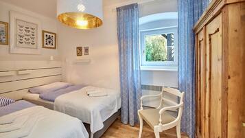 2 Schlafzimmer, Schreibtisch, Reisekinderbett, WLAN